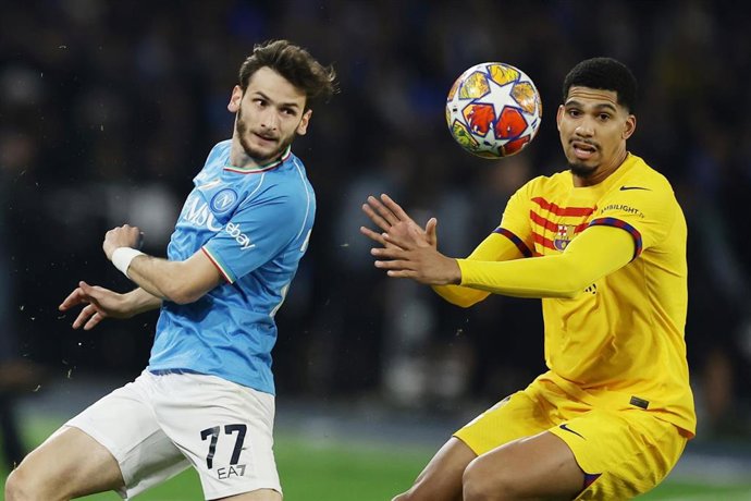 Khvicha Kvaratskhelia of Napoli and Ronald Araujo of Barcelona during the UEFA Champions League, round 16 1st leg football match between SSC Napoli and FC Barcelona on February 21