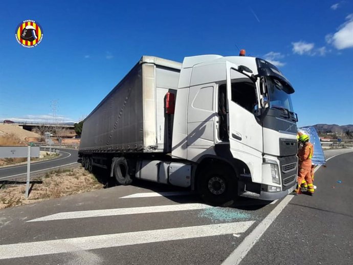 Fallece el conductor de un camión tras sufrir un infarto y salirse de la vía en la A-7 en Moncada