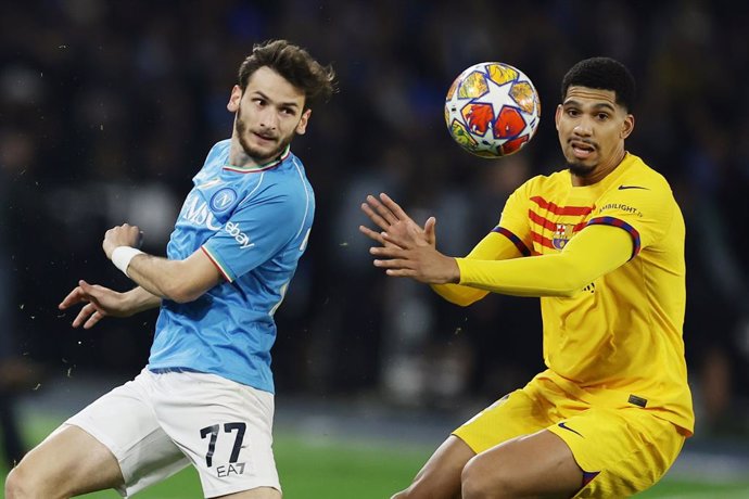 Khvicha Kvaratskhelia of Napoli and Ronald Araujo of Barcelona during the UEFA Champions League, round 16 1st leg football match between SSC Napoli and FC Barcelona on February 21, 2024 at the Diego Armando Maradona Stadium in Naples, Italy - Photo Anto