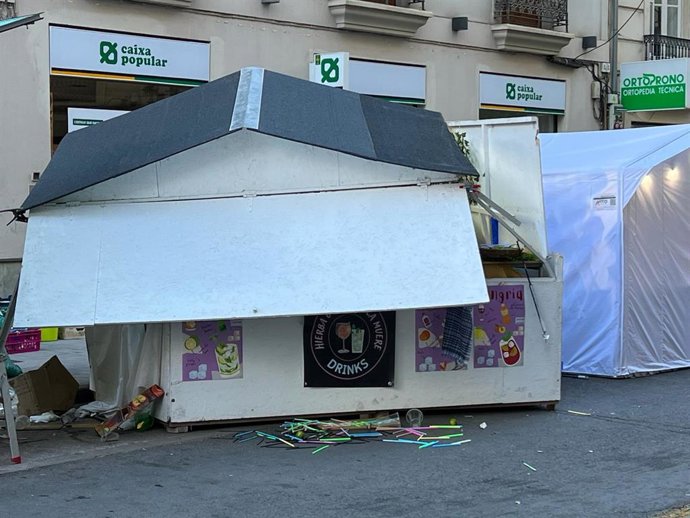 Dos personas heridas al colisionar un camión con un puesto de comidas en la calle Félix Pizcueta