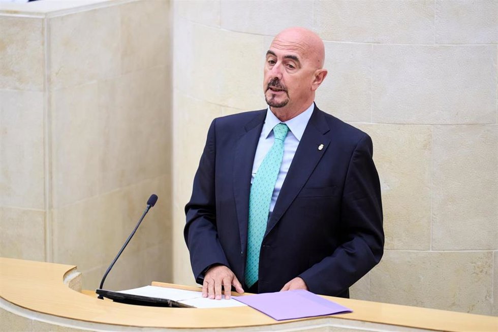 Archivo - El consejero de Salud del Gobierno de Cantabria, César Pascual