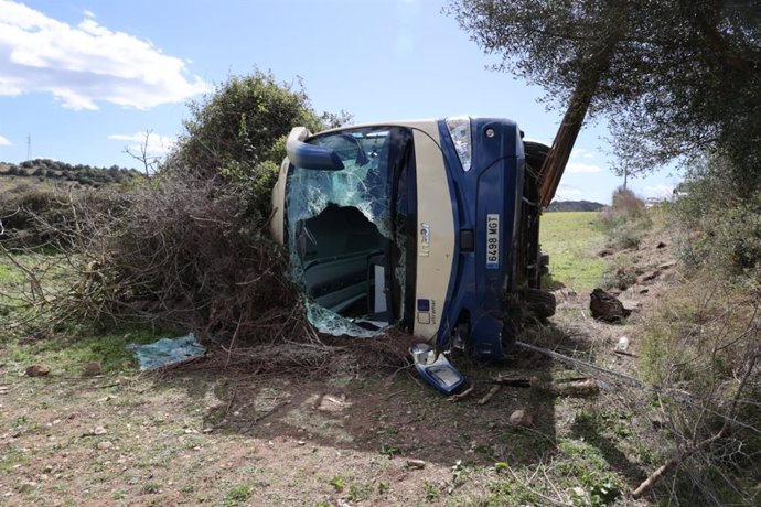 Autobús siniestrado con turistas del Imserso a bordo en la carretera de Sant Lloren a Son Servera.