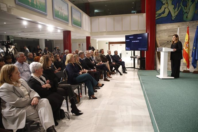 La presidenta de Cantabria, María José Sáenz de Burugaa, interviene en el acto por el Día Europeo de las Víctimas del Terrorismo celebrado en el Palacio de Festivales