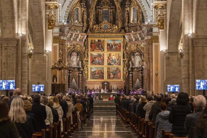 El arzobispo de València, Enrique Benavent, preside la misa funeral en la Catedral de la ciudad en memoria de las víctimas del incendio de Campanar