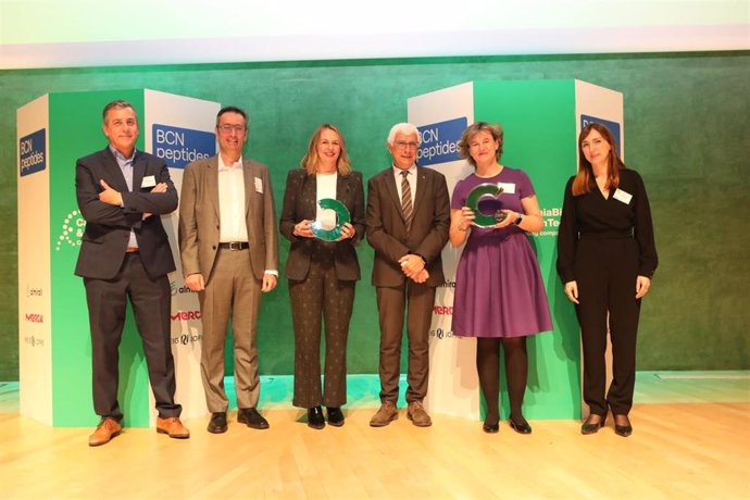 El conseller de Salud de la Generalitat, Manel Balcells, otorga el premio de CataloniaBio & HealthTech