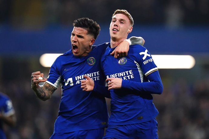 Enzo Fernández y Cole Palmer celebran uno de los goles del Chelsea-Newcastle en Stamford Bridge