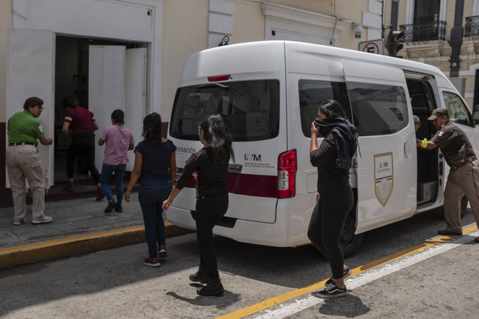 Archivo - Imagen de archivo de migrantes rescatados de un vehículo aparcado entregados al Instituto Nacional de Migración