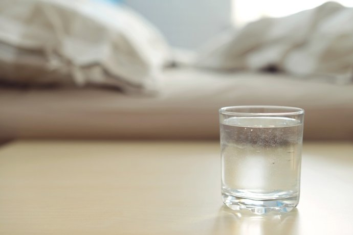 Archivo - Vaso de agua, mesilla noche, levantarse.