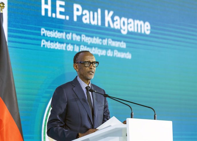 Archivo - KIGALI, Dec. 19, 2023  -- Rwandan President Paul Kagame gives a speech at the inauguration ceremony of biotechnology company BioNTech's first manufacturing plant for mRNA vaccines in Africa, in Kigali, Rwanda, Dec. 18, 2023. BioNTech, a leadin