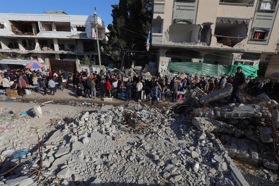 Ruinas junto a un mercado en Deir al Balá, en la Franja de Gaza