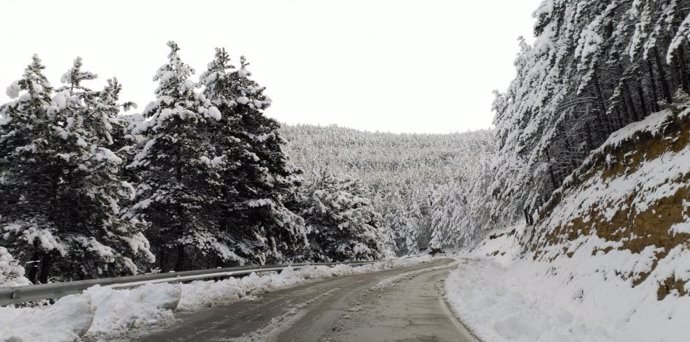 Archivo - Carretera de montaña nevada.