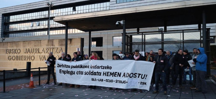 Piquetes informativos a la puerta de Lakua en Vitoria-Gasteiz con motivo de la huelga en el sector público vasco