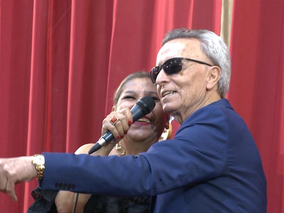 José Ortega Cano cantando a dúo con Glenda Gaby en la iglesia de San Antón