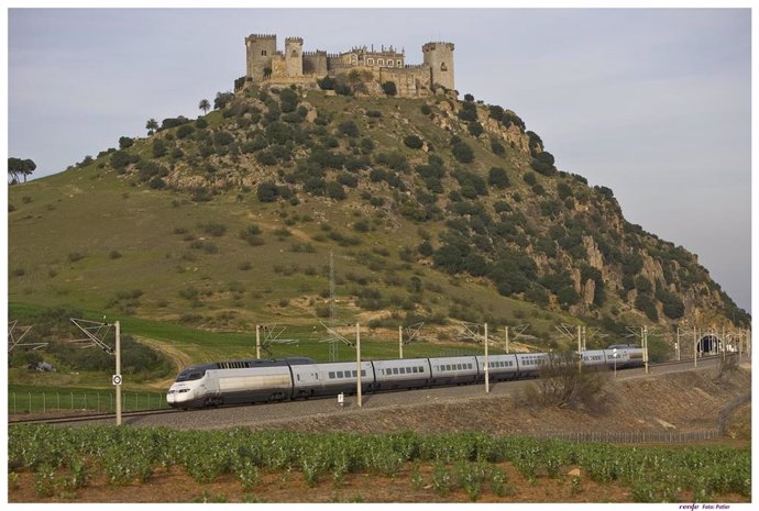 Archivo - Imagen de archivo de un tren de Renfe pasando por Almodóvar del Río.