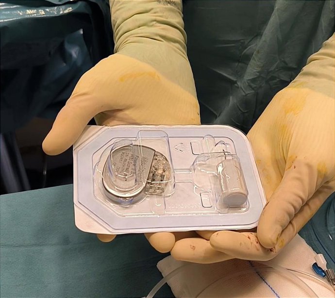 Archivo - Imagen de un marcapasos antes de su implantación en el Hospital de Inca