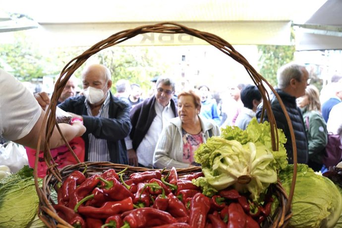 Archivo - Pimientos rojos en la feria del agro vasco del Último Lunes de Octubre, a 31 de octubre de 2022, en Gernika-Lumo, Vizcaya, País Vasco (España). Tras dos años suspendida por la pandemia, Gernika recupera su feria más grande con la celebración