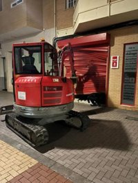 Una máquina excavadora revienta esta madrugada la puerta de la sede del PSOE de Almendralejo