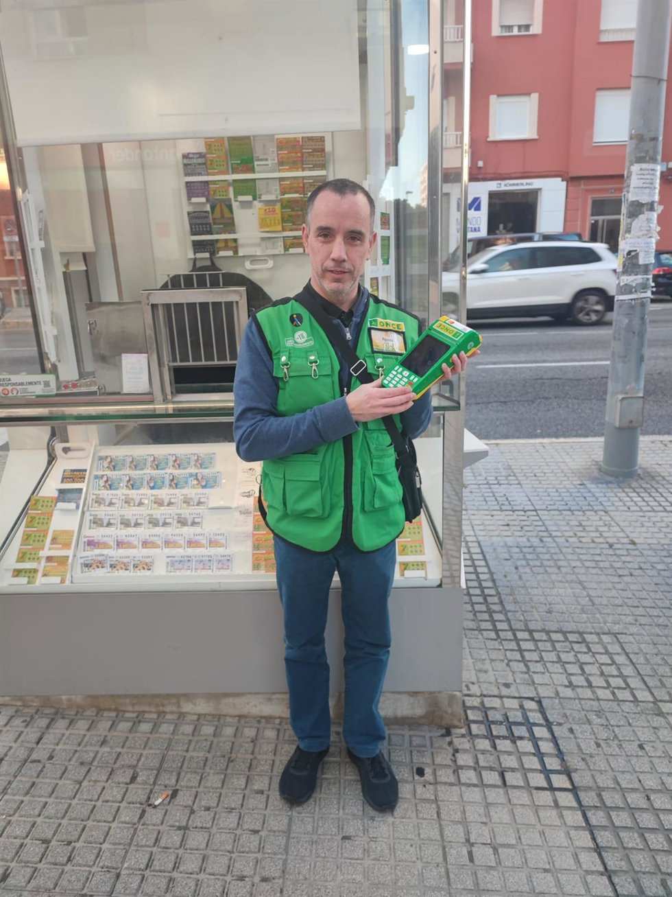 El vendedor de la ONCE, Agustín Flores, en su puesto en Cádiz