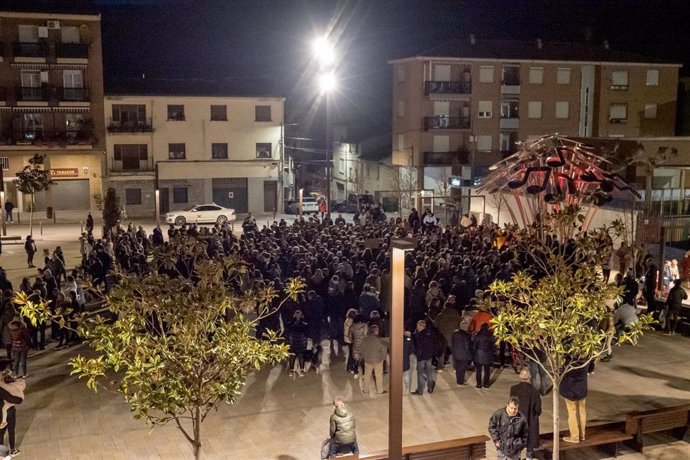 Decenas de personas durante una concentración en protesta por una agresión sexual cometida el pasado 8M, a 10 de marzo de 2024, en Albelda, La Rioja (España). E