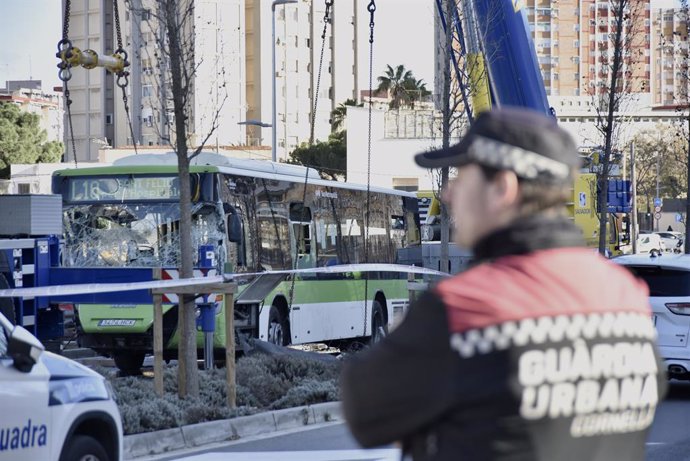 Imatge de l'autobús accidentat a Esplugues de Llobregat (Barcelona)