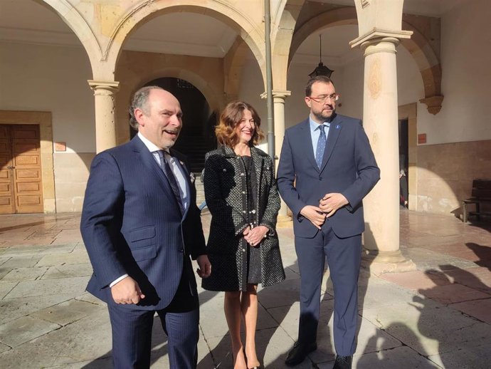 El rector de la Universidad, Ignacio Villaverde, junto a la nueva presidenta del Consejo Social de la Universidad, Ángela Santianes, y el presidente del Principado, Adrián Barbón.