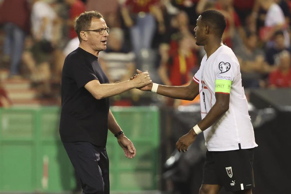 Archivo - El seleccionador de Austria, Ralf Rangnick, saluda al capitán David Alaba.  
