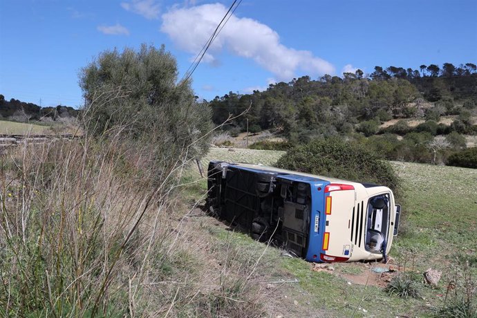 El autobús del Imserso que ha volcado en el kilómetro 5 de la carretera Ma-4030, 11 de marzo de 2024, en Mallorca, Baleares (España). Archivo.