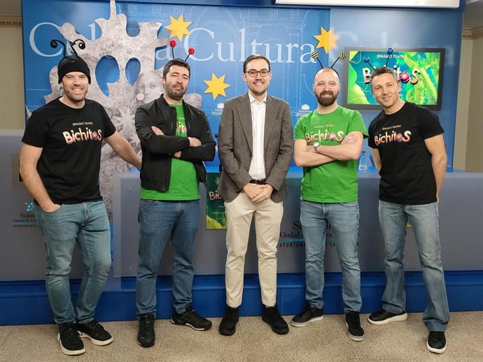 El concejal de Cultura del Ayutnamiento de Salamanca, Ángel Fernández Silva, junto a los cuatro integrantes de Spasmo Teatro en el Liceo