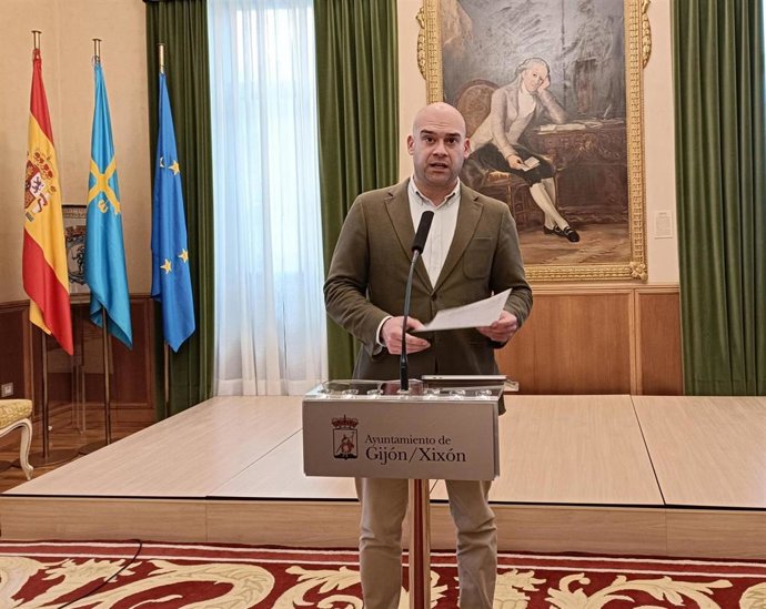 El portavoz de la Junta de Gobierno de Gijón, Jesús Martínez Salvador (Foro), en rueda de prensa en el Consistorio gijonés.