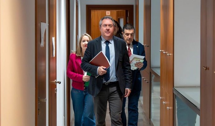 Archivo - El secretario general del PSOE-A y presidente del Grupo Socialista en el Parlamento, Juan Espadas, antes de la  presentación del último balance realizado por el Observatorio Económico y Social de Andalucía, a 15 de enero del 2023 en Sevilla (And