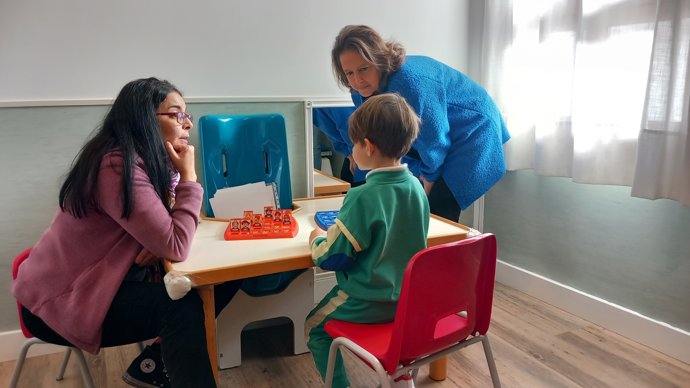La consejera de Salud, Catalina García, en el centro de estimulación precoz de la Hermandad del Buen Fin de Sevilla.