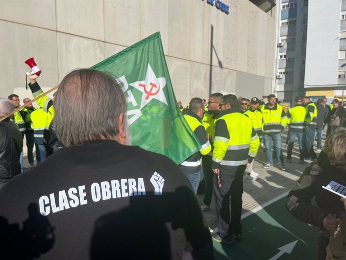 Trabajadores del metal se manifiestan en la puerta del Juzgado de lo Penal de Cádiz.