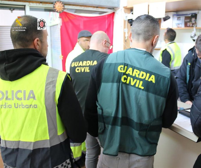 Los agentes durante una de las inspecciones laborales en Tarragona
