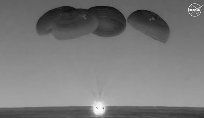 La nave Dragon de la misión Crew 7 vista mientras cae en el Golfo de México