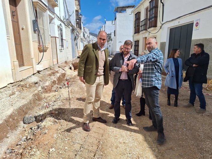 Toscano y el alcalde de Gilena visitan las obras del PFEA en la localidad.