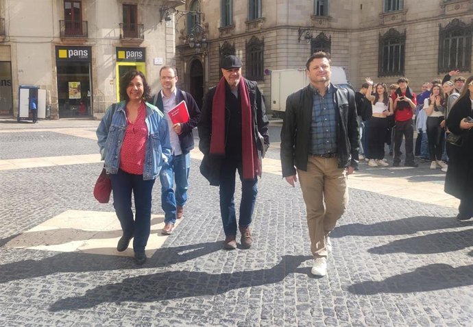 Los diputados de los Comuns en el Parlament Joan Carles Gallego, Enric Brcena y Susanna Segovia y el coordinador parlamentario Ximo Balaguer entran en la Generalitat a una reunión de Presupuestos