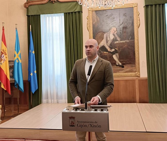 El portavoz del Gobierno del Ayuntamiento de Gijón, Jesús Martínez Salvador (Foro), en rueda de prensa en el Consistorio gijonés.