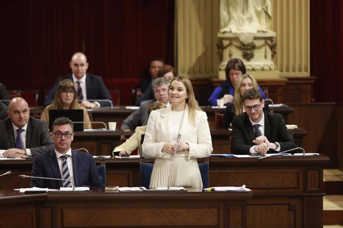 La presidenta del Govern, Marga Prohens, en una sesión ordinaria del pleno del Parlament balear