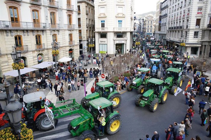 Archivo - Imagen de una tractorada a su paso por Puerta Real, en Granada capital. Archivo.