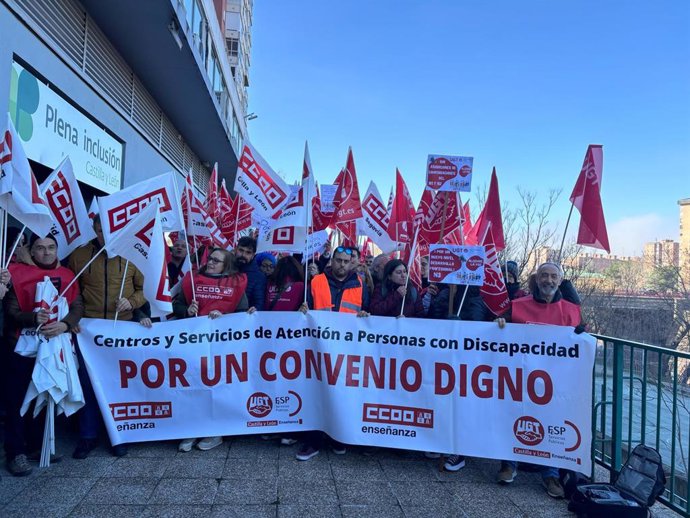 Decenas de personas se concentran este martes por la paralización del convenio de atención a personas con discapacidad