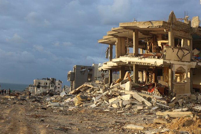 Archivo - Edificios destruidos por los bombardeos del Ejército de Israel contra la ciudad de Gaza, en el norte de la Franja de Gaza (archivo)