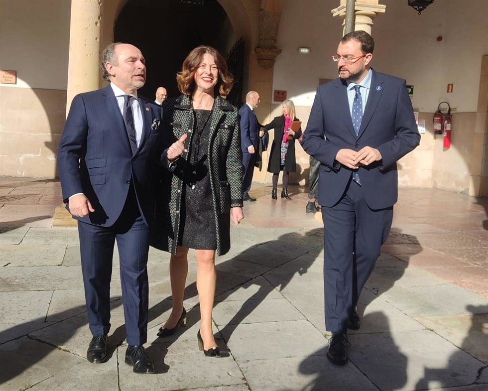 El rector de la Universidad de Oviedo, Ignacio Villaverde, la presidenta del Consejo Social, Ángela Santianes y el presidente asturiano, Adrián Barbón.