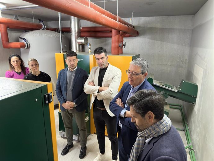 El presidente de la Diputación de Málaga, Francisco Salado, visita en Guaro la instalación de calderas que se ha llevado a cabo para la calefacción del CEIP Los Almendros y del edificio de usos múltiples