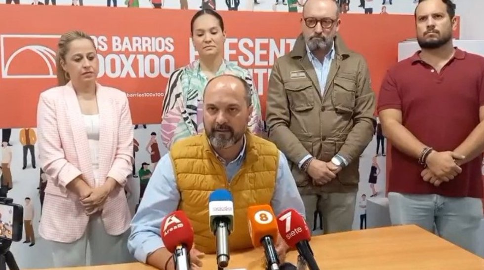 Archivo - Miguel Alconchel, alcalde de Los Barrios, en rueda de prensa en una  imagen de archivo.