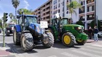 Un amplio dispositivo policial evita que agricultores corten la carretera de la Cartuja en Jerez (Cádiz)