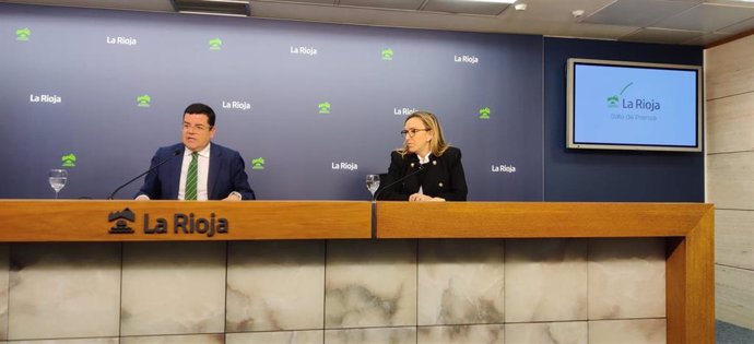 El portavoz del Gobierno, Alfonso Domínguez, junto a la consejera de Economía, Belinda León, en la comparecencia de prensa posterior al Consejo de Gobierno