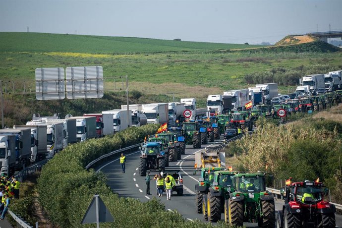 Imagen de archivo de tractores y agricultores cortan la A-4 en ambas direcciones, a la altura del término municipal de Carmona.
