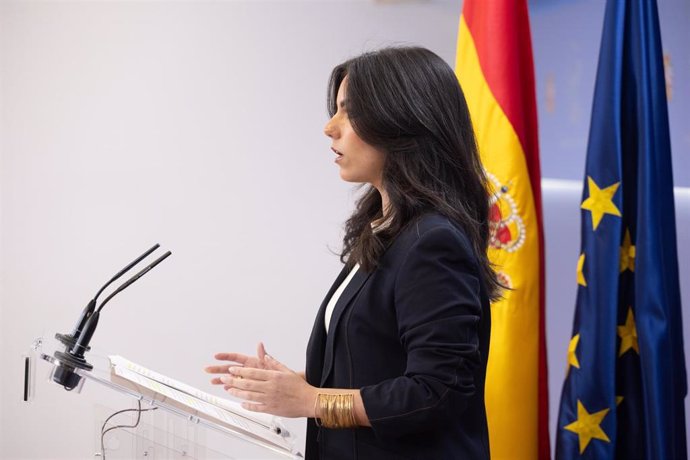 La portavoz de VOX en el Congreso, Pepa Millán, durante una rueda de prensa en el Congreso. 