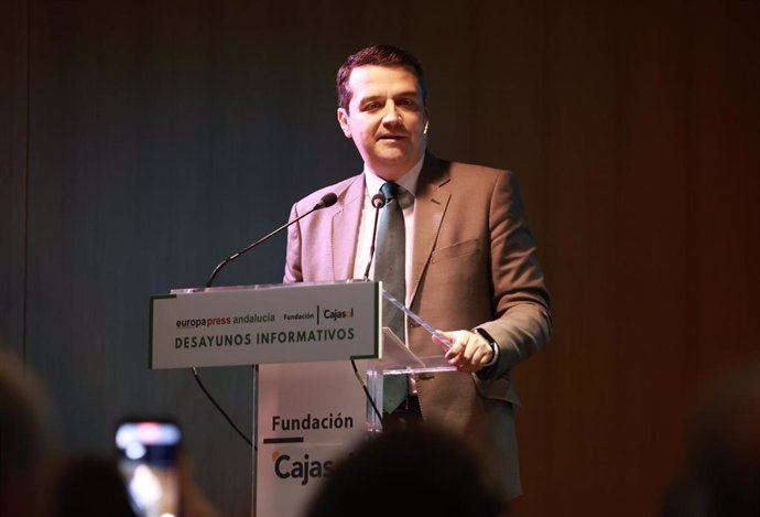 El presidente de la Federación Andaluza de Municipios y Provincias (FAMP) y alcalde de Córdoba, José María Bellido, durante los desayunos informativos de Europa Press Andalucía  en la sede de la Fundación Cajasol, a 12 de marzo de 2024 en Sevilla (Andaluc