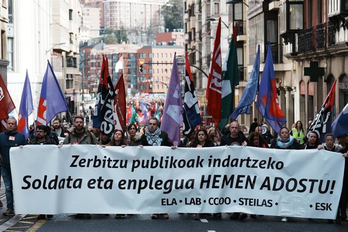Manifestación en Bilbao con motivo de la huelga convocada por  ELA, LAB, CCOO, ESK y Steilas en el sector público de vasco